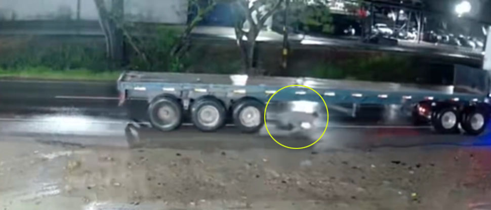 ¡Se salvó de milagro! Mecánico estuvo a punto de ser aplastado por una rastra
