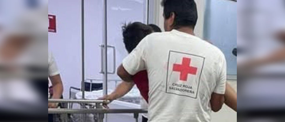 Cruz Roja Salvadoreña auxilia a niño de 11 años que fue atropellado por una rastra en La Unión