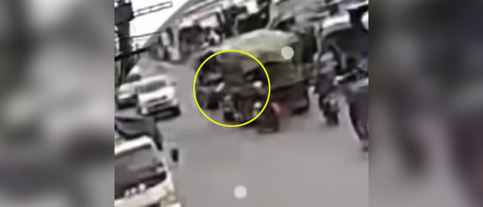 Captan momento cuando mujer es atropellada por un camión en Ahuachapán