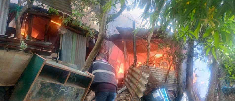 Incendio consume una vivienda construida de lámina y madera en Zaragoza