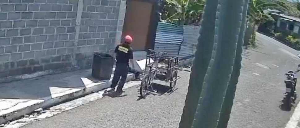 Vio para todos lados sin percatarse que una cámara grabó cuando hurtó un basurero
