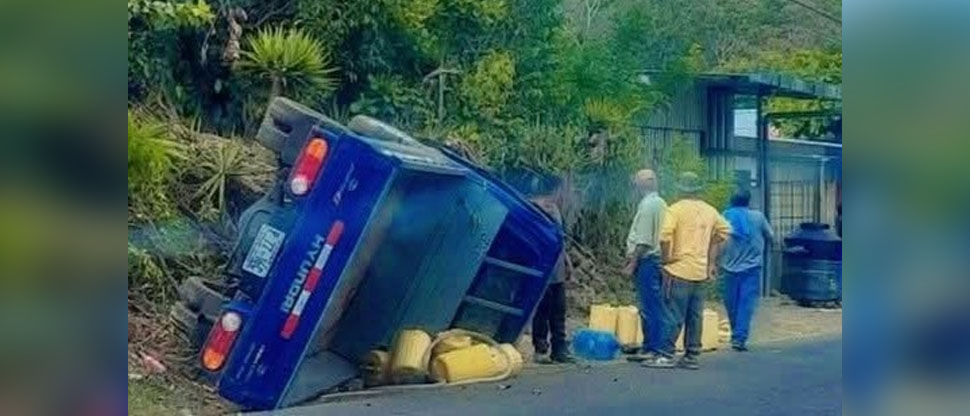 Vehículo vuelca tras fuerte accidente en carretera a Santiago de María, Usulután