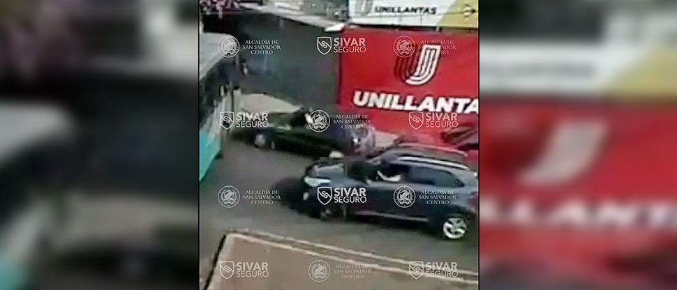 Distracción al volante termina en accidente de tránsito en San Salvador