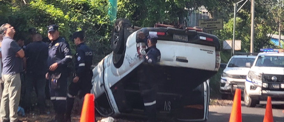 Conductor pierde el control del pick up y vuelca en carretera a Sonsonate