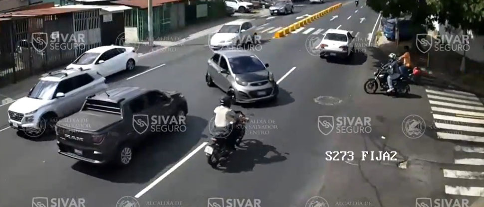 Mala maniobra de conductor termina en aparatoso accidente en San Salvador