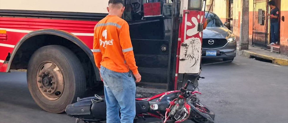 Motociclista realiza mala maniobra y su imprudencia casi le cuesta la vida