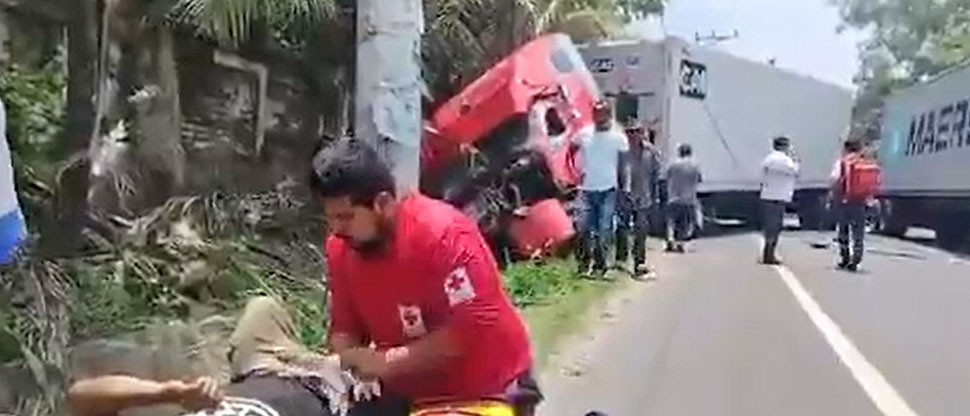 Choque entre dos rastras deja un lesionado en carretera a Santa Ana