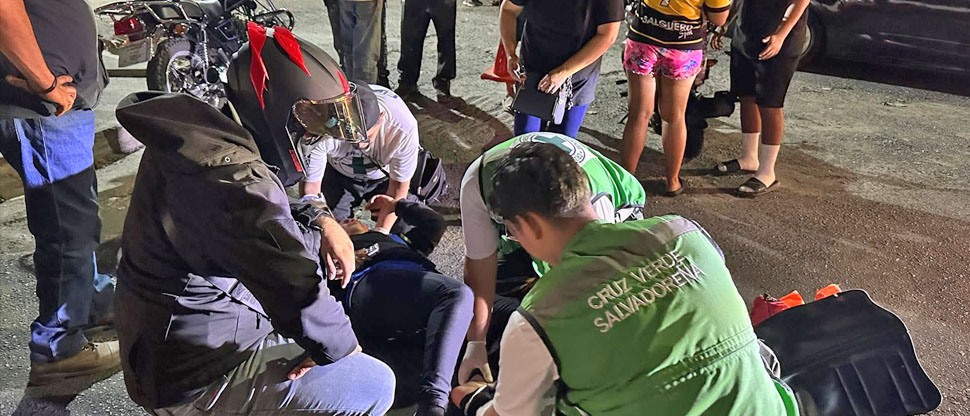 Motociclistas chocan entre ellos y uno resulta gravemente lesionado