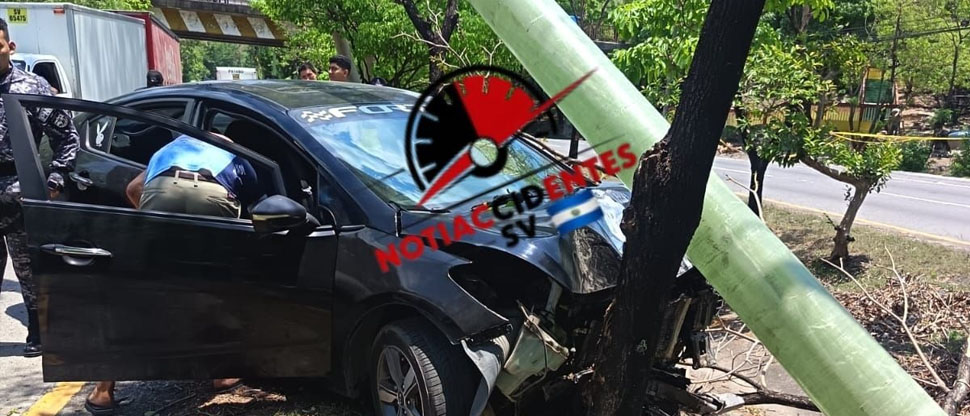 Auxilian a conductor que chocó contra árbol y poste en autopista a Comalapa
