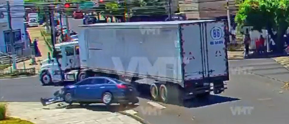 Conductor de furgón realiza mala maniobra y provoca accidente en plaza Salvador del Mundo