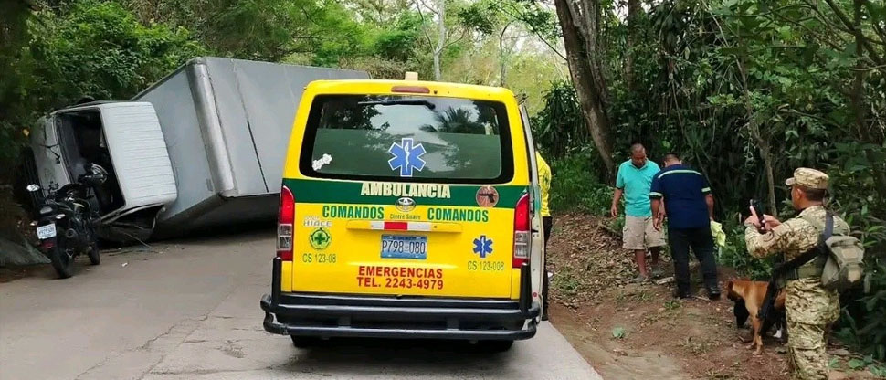 Comandos de Salvamento atiende emergencia sobre camión volcado en calle a Huizúcar