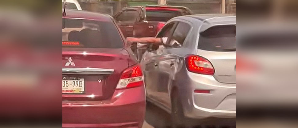 Captan momento cuando conductor agresivo pudo ocasionar un accidente vial
