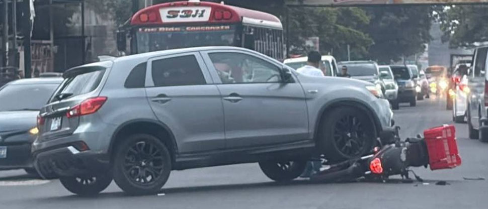 Motociclista termina en el hospital tras fuerte choque en Sonsonate