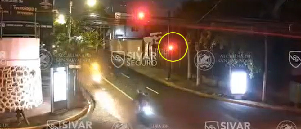Captan momento cuando motociclistas chocan tras irrespeto a luz roja del semáforo