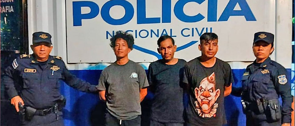 Rápida reacción policial permite la captura de sujetos que golpearon a una persona en Santa Ana
