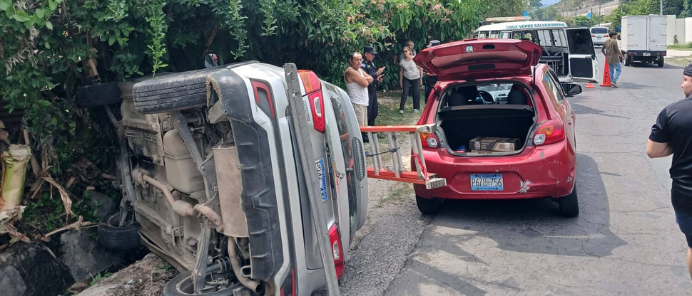 Vehículo vuelca y deja un lesionado en carretera a Suchitoto