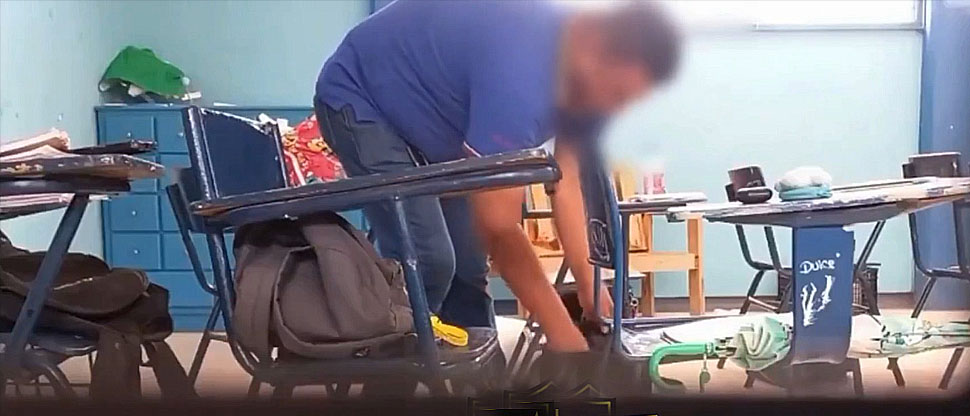 México: captan a profesor abriendo las mochilas para hurtar dinero de sus alumnos