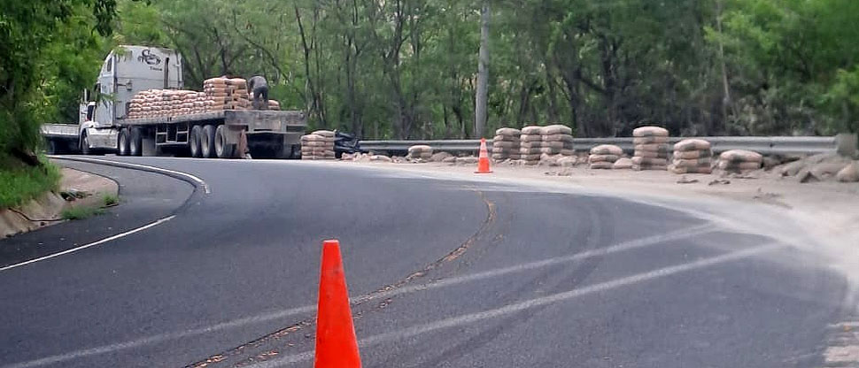 Varias bolsas con cemento se desprenden de rastra en carretera Longitudinal del Norte