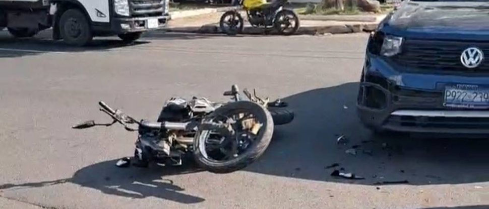 Auxilian a joven motociclista que chocó contra vehículo en Sonsonate