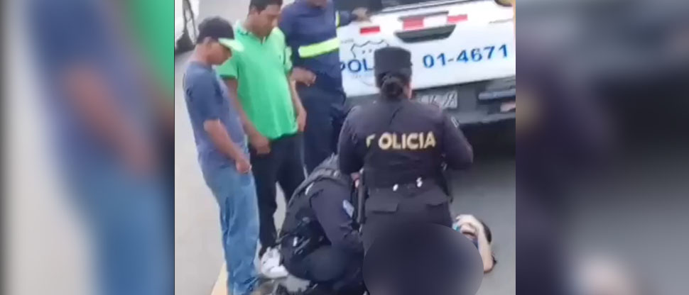 Viralizan a agente de la PNC que brinda primeros auxilios a motociclista tras fuerte choque