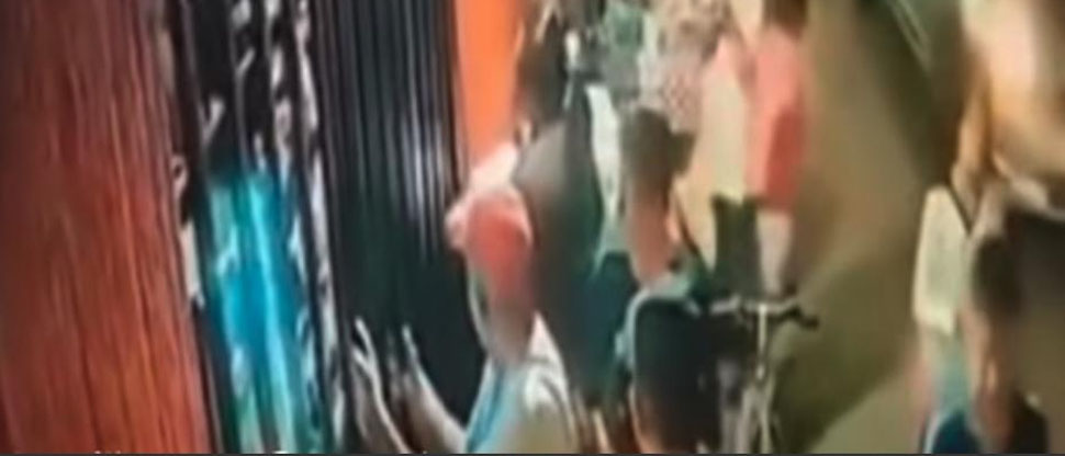 Atacan a tiros a un hombre en Mixco, Guatemala, el crimen fue captado por cámara de seguridad
