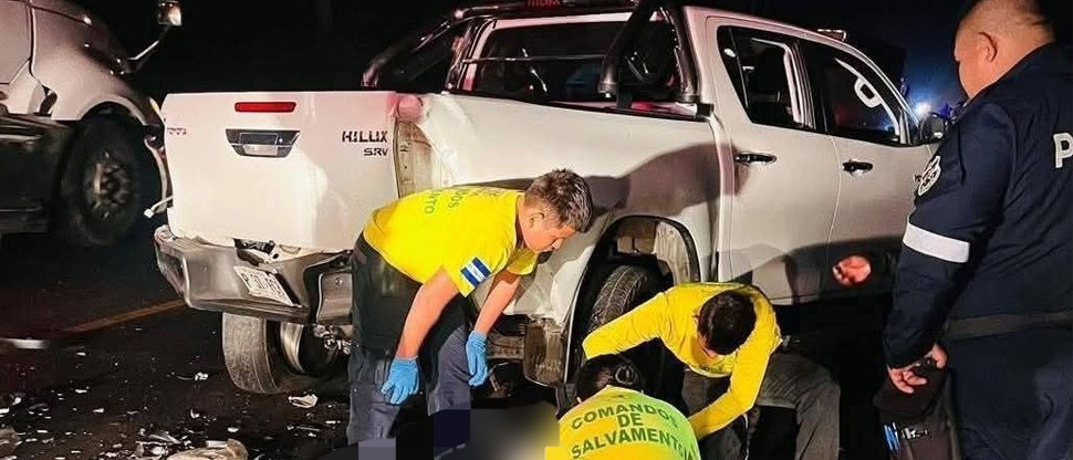 Motociclista fallece tras fuerte choque en el redondel Claudia Lars