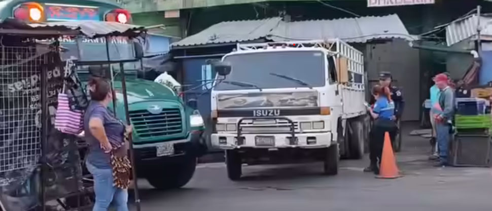 Camión con fallas mecánicas embiste a motociclista frente a terminal del mercado Colón, Santa Ana