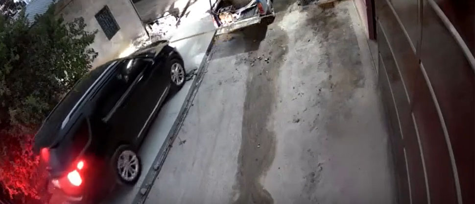 Captan instante cuando camioneta se mete en cemento fresco en Santa Rosa de Lima
