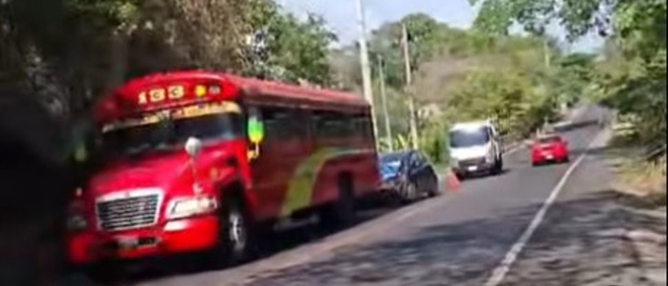 Automóvil compacto choca contra la parte trasera de un bus en La Paz