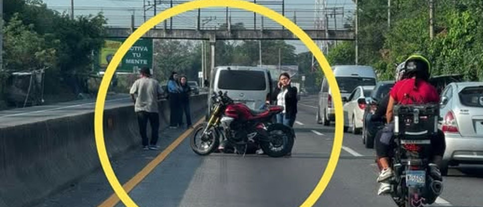 Choque entre motocicleta y microbús bloquea un carril del bulevar Constitución