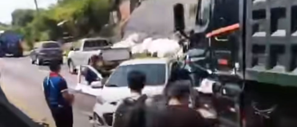 Conductor de carro compacto sobrevive de milagro a choque con volqueta en Nejapa