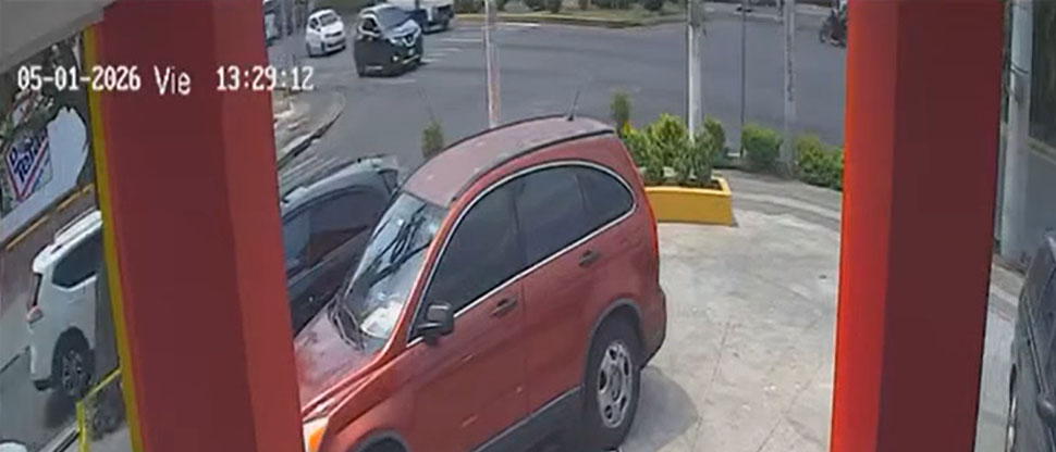 Captan instante cuando motociclista es embestido por camioneta en San Miguel