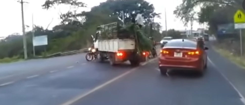 Captan cuando camión choca contra motocicleta por cruzar una línea amarilla continua
