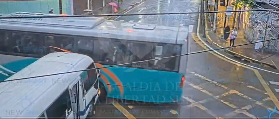 Microbús choca contra bus por no respetar la luz roja del semáforo en Santa Tecla