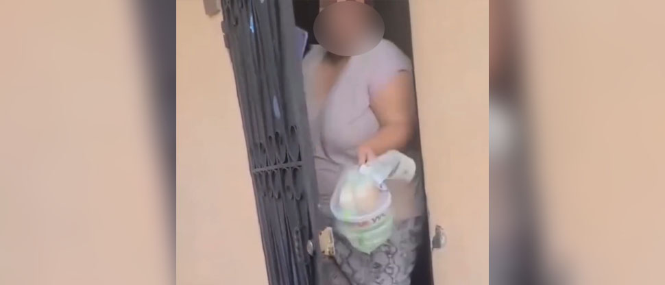 Denuncian a clienta que le arrojó al piso la comida a repartidor porque no andaba cambio