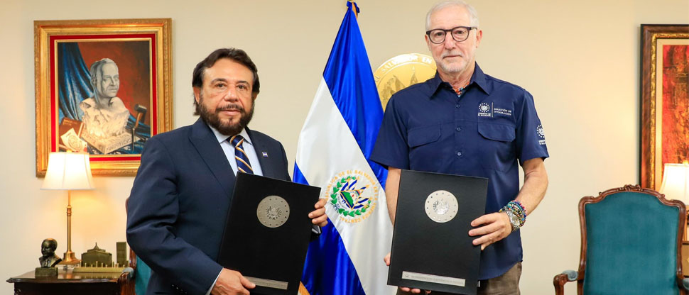 Vicepresidente Félix Ulloa firma convenio con la Dirección de Integración