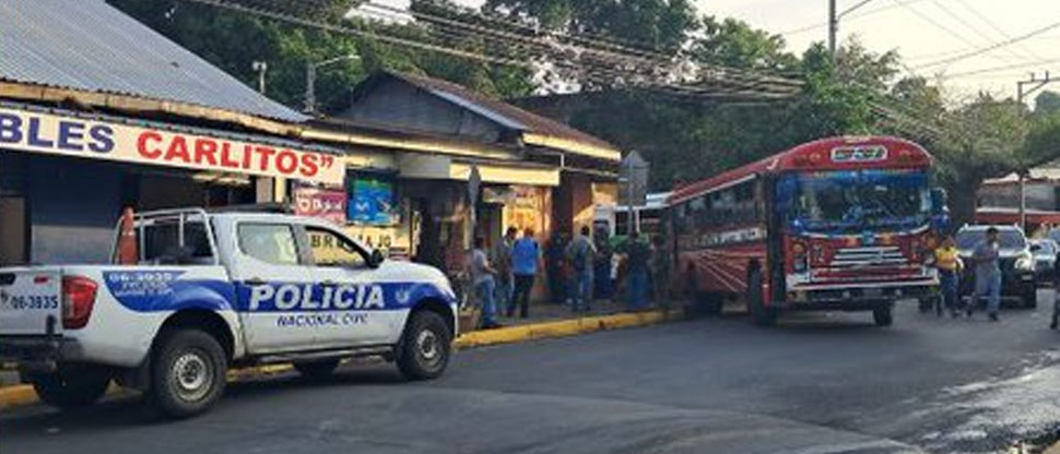 Sujeto lanza a su hermano a llantas de bus tras una pelea al calor de los tragos