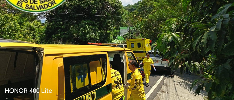Paseo casi acaba en tragedia: auxilian a dos lesionadas en choque en calle a Apulo