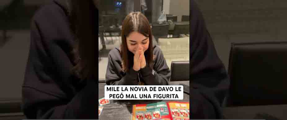 Davo se enoja con su novia porque le pegó mal una tarjeta en su álbum mundialista
