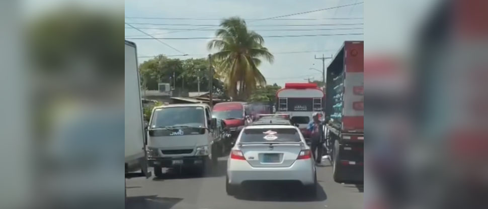 Denuncian a motorista del camión que bloqueaba el tráfico mientras se comía una banana split
