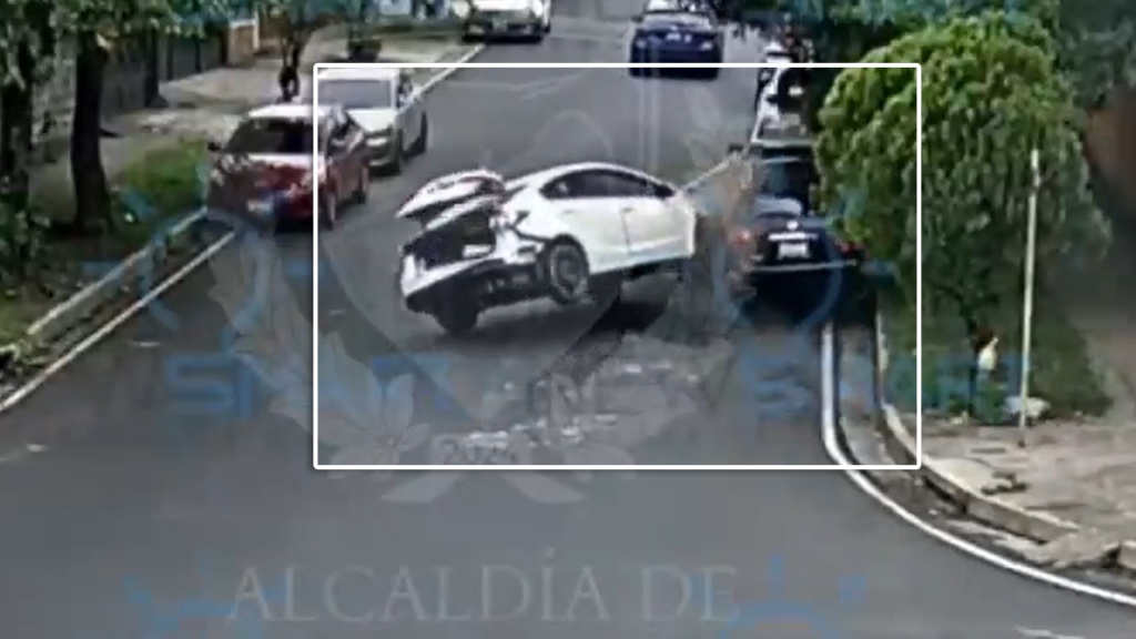 Conductor distraído impacta contra un vehículo estacionado en Santa Tecla