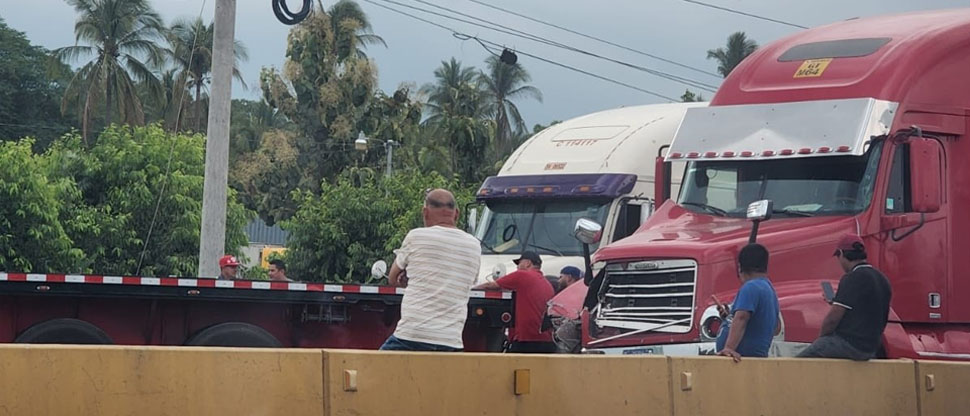 Choque entre rastras paraliza el tráfico en la carretera a Acajutla esta tarde