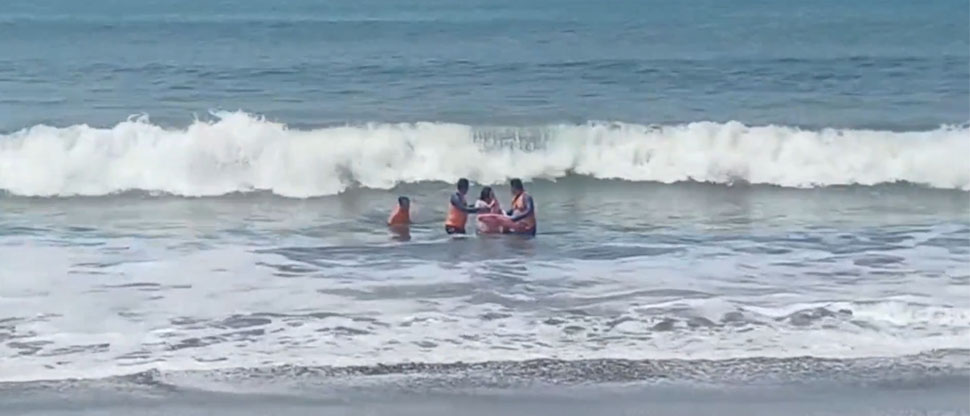 Rescatan a turista canadiense arrastrada por corriente de retorno en El Palmarcito