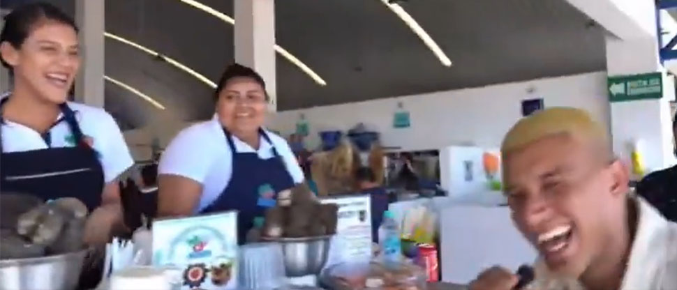 Esta es la reacción de un turista extranjero tras escuchar los atributos del cóctel “Revienta Camas”