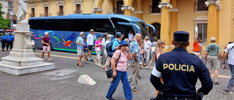 Turistas del crucero Volendam visitan el centro histórico de Santa Ana
