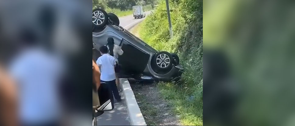 VIDEO: automóvil vuelca en la carretera a Sensuntepeque