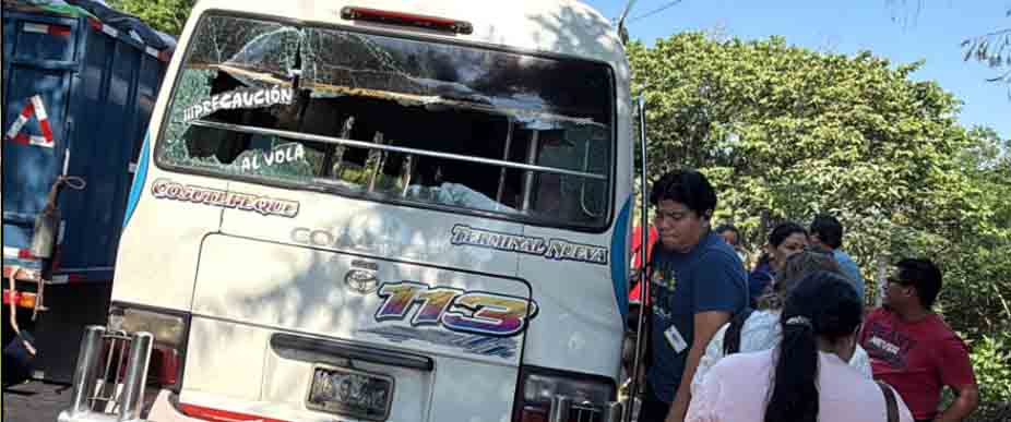 Microbusero de la R 113 y busero de la R 116 provocan accidente por ir peleando vía