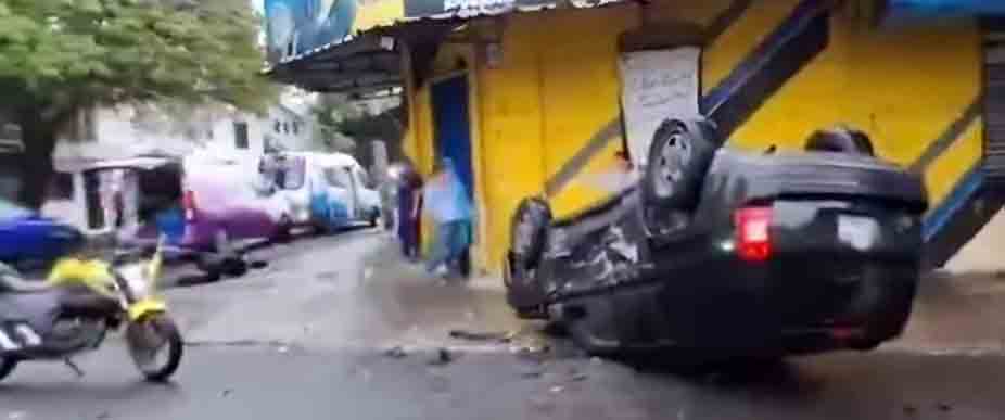Conductor vuelca tras manejar a excesiva velocidad cuando la calle estaba mojada