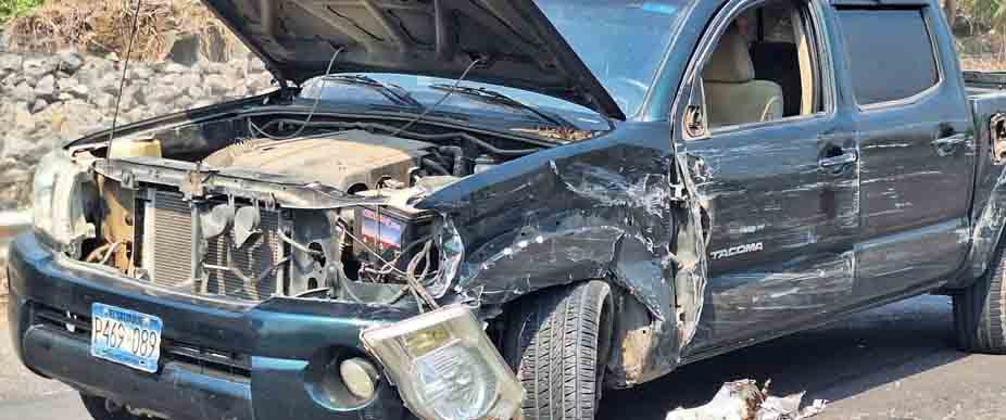 Accidente de pick ups deja daños materiales en San Miguel