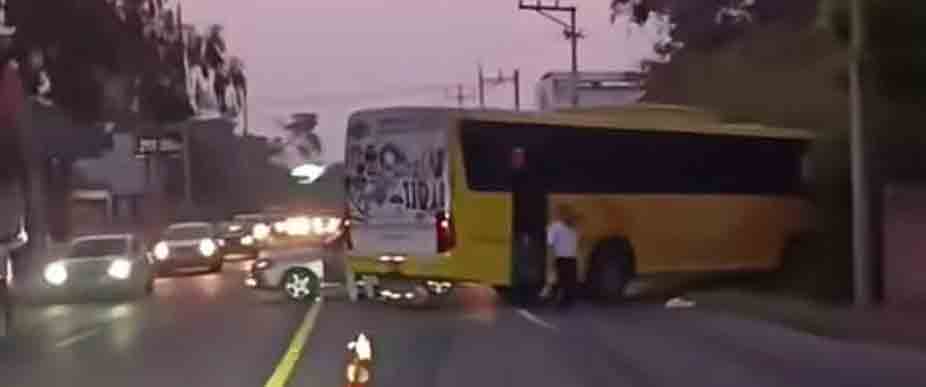 Busero y conductor chocan en San Miguel